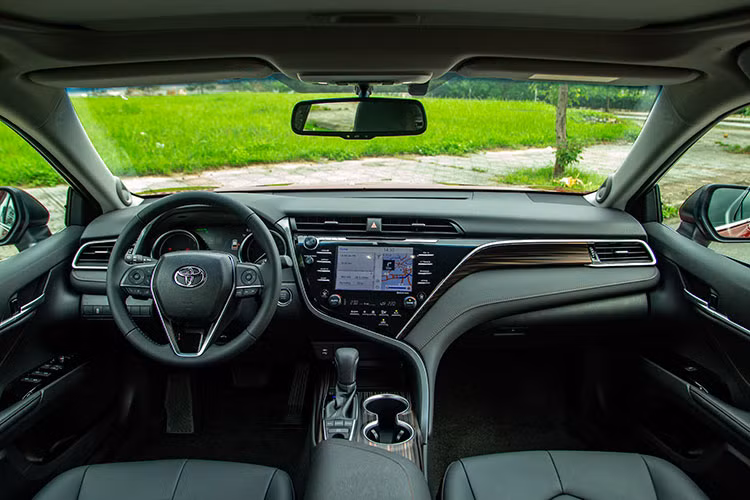 Cụ thể, dù thay đổi từ thiết kế cho tới công nghệ và cả cảm giác lái, nhưng Toyota Camry 2019 vẫn sử dụng động cơ cũ cho cả 2 phiên bản. Bản 2.0G dùng động cơ 2.0L, công suất 165 mã lực, mô-men xoắn cực đại 199 Nm. Bản 2.5Q dùng động cơ 2.5L, công suất 178 mã lực, mô-men xoắn 235 Nm. Đi cùng là hộp số tự động 6 cấp như phiên bản trước.