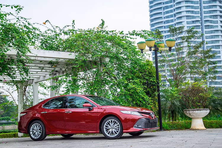 Tại Việt Nam, giá xe Toyota Camry 2019 bán ra với 2 lựa chọn: Camry 2.5Q giá 1,235 tỉ đồng (giá 1,243 tỷ với màu Trắng Ngọc trai) và Camry 2.0G giá 1,029 tỷ đồng (giá 1,037 tỉ đồng với màu Trắng Ngọc trai). So với trước, Camry 2.5Q 2019 đã có giá bán thấp hơn 67 triệu đồng nhưng chỉ tiếc nó không được trang bị đầy đủ như phiên bản tại Thái.