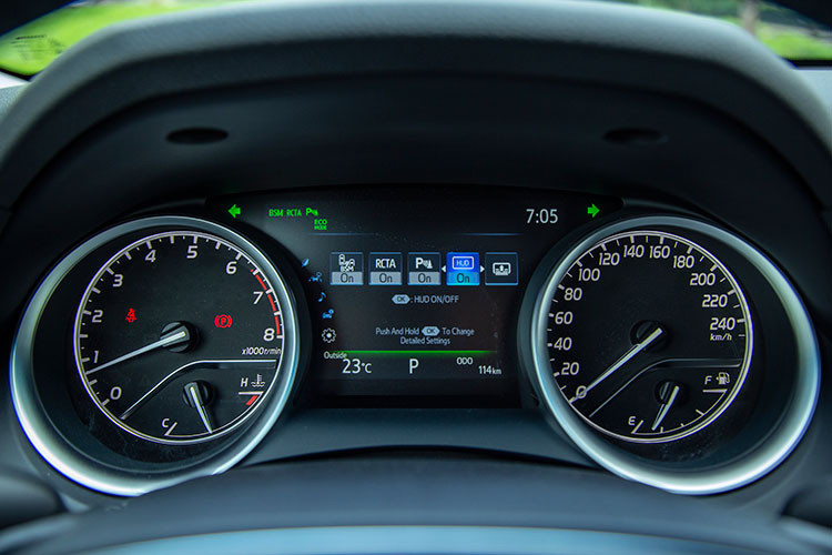 Các chỉ số của động cơ 2.5L mới này đều hơn hẳn so với động cơ trên Toyota Camry 2.5Q mới vừa ra mắt tại Việt Nam. Ngoài ra, tại Thái Lan còn có bản Camry Hybrid, cũng sử dụng động cơ 2.5L mới, được điều chỉnh sức mạnh xuống còn 178 mã lực tại 5.700 vòng/phút và mô-men xoắn 221 Nm tại 3.600-5.200 vòng/phút.