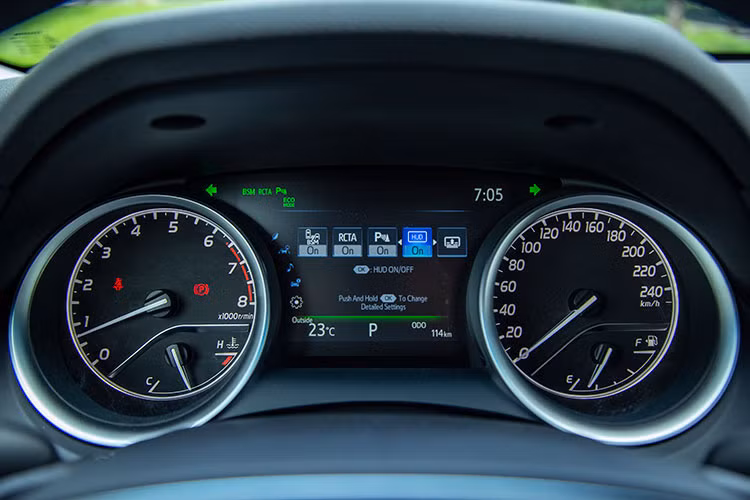 Các chỉ số của động cơ 2.5L mới này đều hơn hẳn so với động cơ trên Toyota Camry 2.5Q mới vừa ra mắt tại Việt Nam. Ngoài ra, tại Thái Lan còn có bản Camry Hybrid, cũng sử dụng động cơ 2.5L mới, được điều chỉnh sức mạnh xuống còn 178 mã lực tại 5.700 vòng/phút và mô-men xoắn 221 Nm tại 3.600-5.200 vòng/phút.