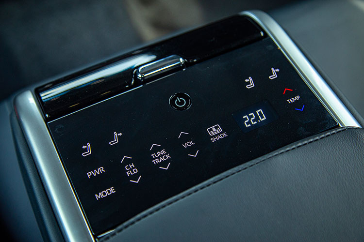 Về vấn đề không sử dụng động cơ 2.5L mới cho Camry 2.5Q tại Việt Nam, ông Toru Kinoshita lý giải, đây là thế hệ động cơ được phát triển đi kèm với công nghệ hybrid, và việc không mang phiên bản Camry Hybrid mới về cũng có phần ảnh hưởng tới quyết định sử dụng động cơ 2.5L thế hệ trước, vốn vẫn đảm bảo khả năng vận hành.