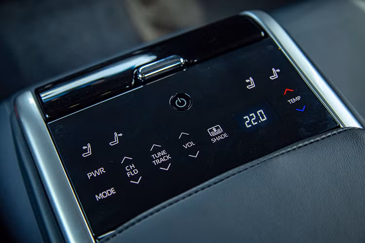 Về vấn đề không sử dụng động cơ 2.5L mới cho Camry 2.5Q tại Việt Nam, ông Toru Kinoshita lý giải, đây là thế hệ động cơ được phát triển đi kèm với công nghệ hybrid, và việc không mang phiên bản Camry Hybrid mới về cũng có phần ảnh hưởng tới quyết định sử dụng động cơ 2.5L thế hệ trước, vốn vẫn đảm bảo khả năng vận hành.