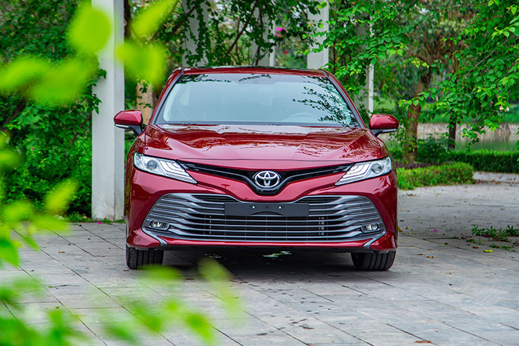Sau khi ra mắt thị trường Việt, Toyota Camry 2019 mới nhận được nhiều sự quan tâm, đặc biệt ở phần động cơ và hộp số. Nhiều người cho rằng khách hàng Việt Nam phải chịu thiệt thòi khi vẫn sử dụng động cơ và hộp số cũ, trong khi thị trường lân cận đã được nâng cấp lên công nghệ mới.