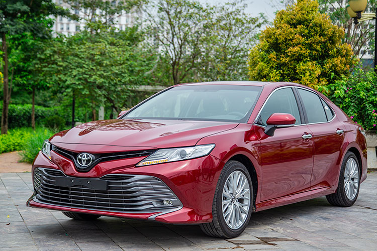 Toyota Việt Nam đã chính thức ra mắt thị trường trong nước mẫu Toyota Camry hoàn toàn mới. Đây cũng là mẫu xe Camry thế hệ mới – thế hệ thứ 8 của dòng xe. Điểm đáng chú ý là Camry mới được nhập khẩu nguyên chiếc từ Thái Lan, thay vì lắp ráp trong nước như trước đây.
