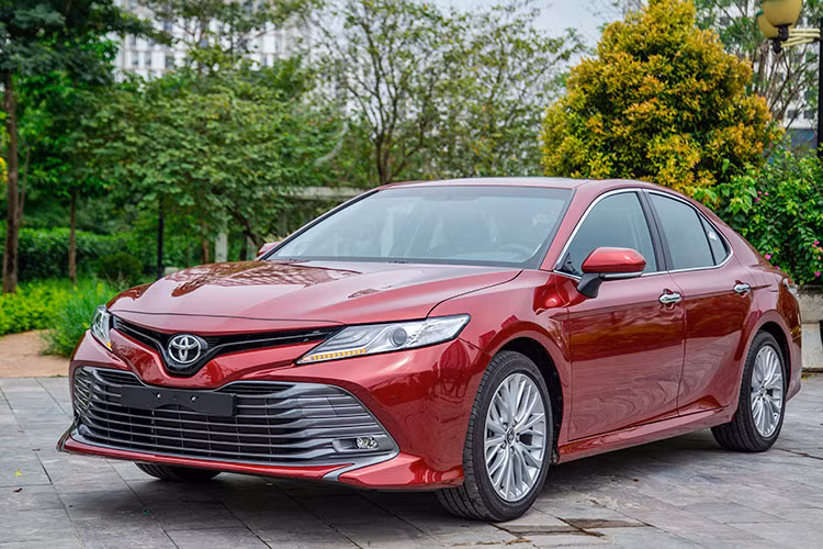 Toyota Việt Nam đã chính thức ra mắt thị trường trong nước mẫu Toyota Camry hoàn toàn mới. Đây cũng là mẫu xe Camry thế hệ mới – thế hệ thứ 8 của dòng xe. Điểm đáng chú ý là Camry mới được nhập khẩu nguyên chiếc từ Thái Lan, thay vì lắp ráp trong nước như trước đây.
