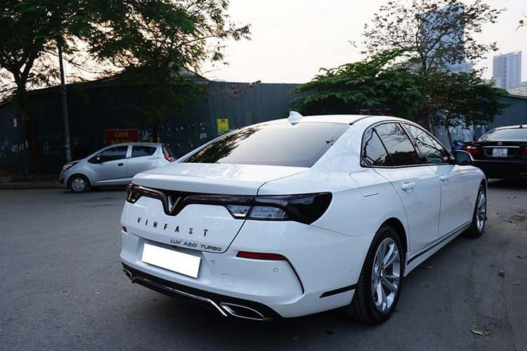 Hiện tại, giá xe VinFast Lux A2.0 trong năm 2020 đã có mức điều chỉnh tăng 30 triệu cho 3 phiên bản. Theo đó, mẫu sedan của VinFast có giá mới lần lượt 1,129 tỷ, 1,217 tỷ và 1,368 tỷ cho bản Tiêu chuẩn, Nâng cao và Cao cấp. 