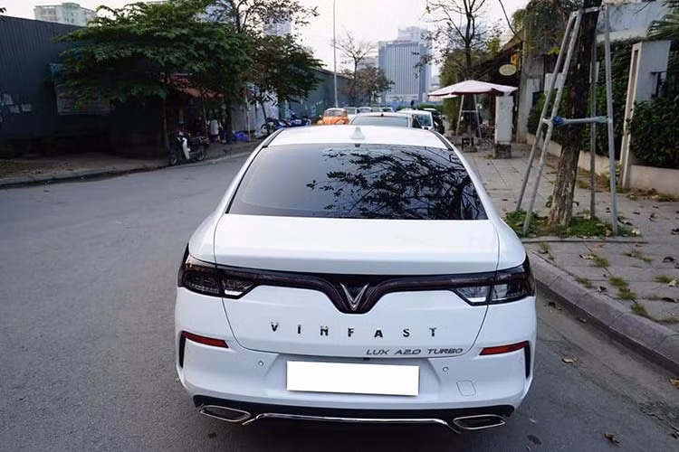 Trong khi đó, đuôi xe lại thiết kế theo phong cách thể thao với khe gió, đường ra ống xả đối xứng. Dải đèn hậu LED tạo hình cánh chim bắt mắt. Phía đuôi xe cũng được trang bị nhiều cảm biến và camera lùi.