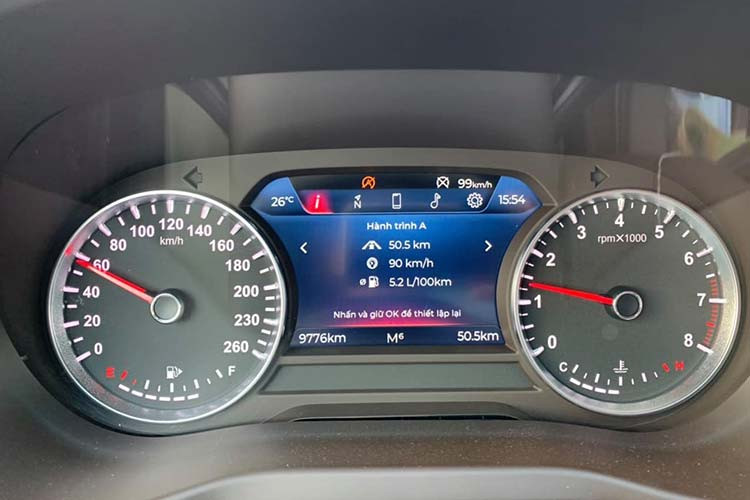 Xe sử dụng cần số, phanh tay điện tử. Ngoài ra, xe còn có chức năng tạm dừng động cơ khi chờ đèn đỏ. Đặc biệt, dòng Lux 2.0 của VinFast được trang bị 6 túi khí, hệ thống chống bó cứng phanh (ABS), phân bổ lực phanh điện tử (EBD), hỗ trợ phanh khẩn cấp (BA), cân bằng điện tử (ESC), chống trượt (TCS), hỗ trợ khởi hành ngang dốc (HSA), chống lật (ROM)… đảm bảo an toàn cho người sử dụng.