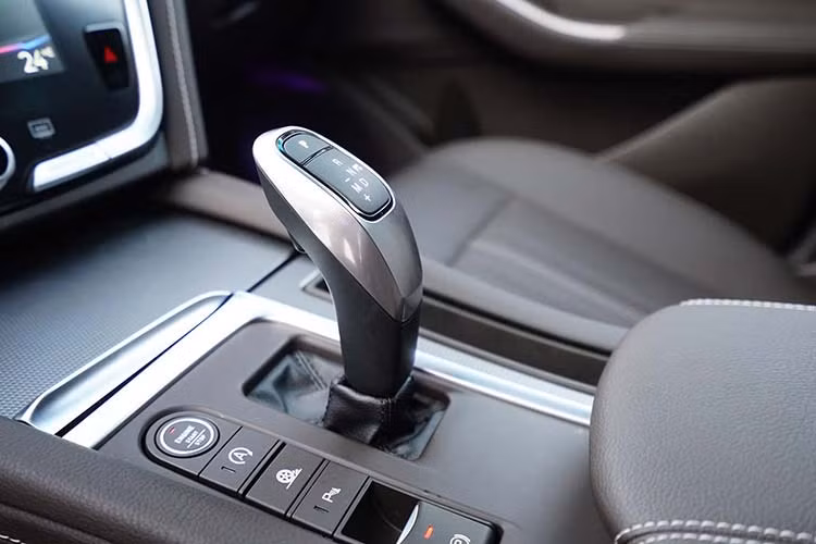 VinFast Lux A2.0 sedan mới là mẫu xe 5 chỗ, được trang bị khối động cơ I4 DOHC 2.0L sản sinh công suất tối đa 174 mã lực, mô-men xoắn cực đại 300Nm ở bản tiêu chuẩn - và 228 mã lực, 350Nm ở bản cao cấp. Đi kèm hộp số ZF tự động 8 cấp, hệ thống treo trước, sau độc lập.