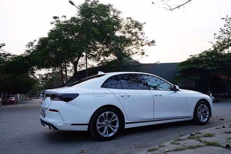 Theo quan sát thì đây chỉ là phiên bản tiêu chuẩn của Vinfast Lux A2.0 đời mới, như vậy giá bán mới của xe hiện tại là 1,129 tỷ đồng. Tuy nhiên, nếu dự đoán số km lăn bánh thì thời điểm mua chiếc xe này của chủ cũ nhiều khả năng chỉ có giá 880 triệu nếu mua đợt đầu tiên.