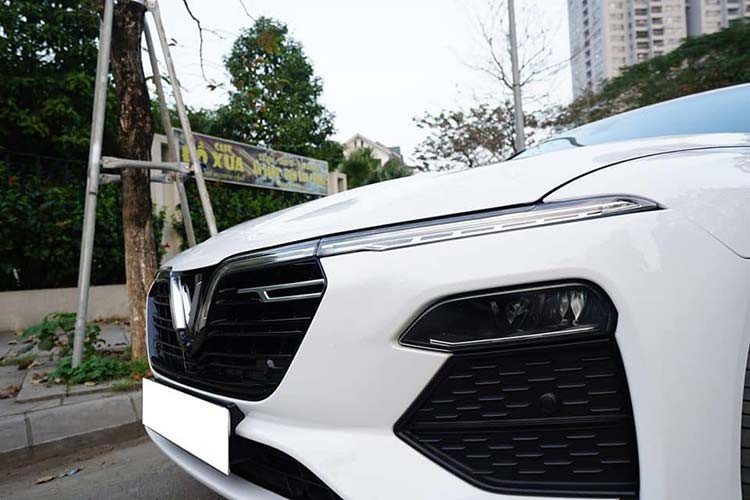 Ngoại hình Vinfast Lux A2.0, rộng, cao là 4.973 x 1.900 x 1.464. Trục cơ sở xe ở mức 2.968 mm, dài hơn nhiều dòng xe cỡ D khác trên thị trường. Do đó, khi nhìn ngang sedan VinFast cho cảm giác trường xe, bệ vệ. Đầu xe nổi bật với logo chữ V cách điệu ở mặt ca-lăng nối liền với hai đèn LED chạy ban ngày. Trong khi đó, đèn chiếu sáng đẩy xuống phía trên hốc gió.