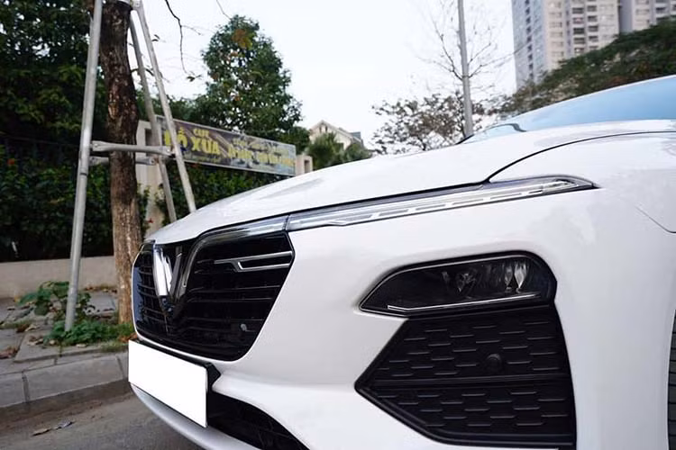 Ngoại hình Vinfast Lux A2.0, rộng, cao là 4.973 x 1.900 x 1.464. Trục cơ sở xe ở mức 2.968 mm, dài hơn nhiều dòng xe cỡ D khác trên thị trường. Do đó, khi nhìn ngang sedan VinFast cho cảm giác trường xe, bệ vệ. Đầu xe nổi bật với logo chữ V cách điệu ở mặt ca-lăng nối liền với hai đèn LED chạy ban ngày. Trong khi đó, đèn chiếu sáng đẩy xuống phía trên hốc gió.