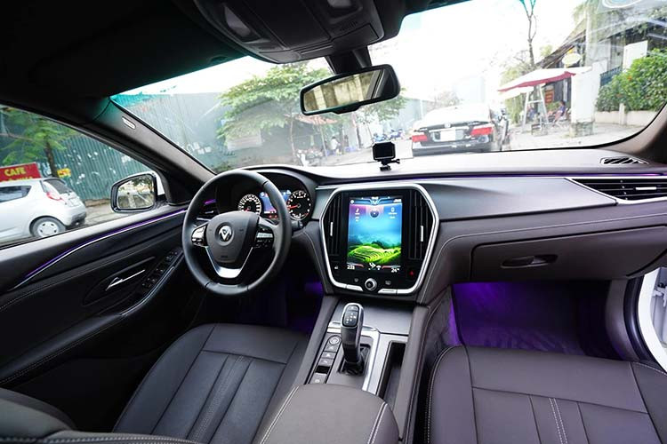 Bên trong không gian cabin của mẫu sedan này khá giống với Lux SA ở thiết kế táp-lô. VinFast sử dụng gỗ nguyên bản ốp lên táp-lô làm chiếc xe thêm phần sang trọng khi kết hợp cùng chất liệu da trên nhiều chi tiết cũng như vô lăng 3 chấu. Cụm điều khiển trung tâm trang bị màn hình cảm ứng kích thước 10,4 inch với giao diện điều khiển bằng tiếng Việt. 