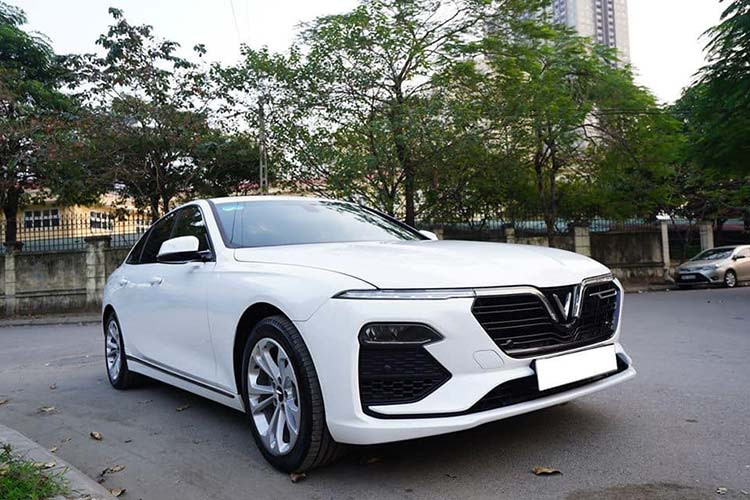 Sau một thời gian ra mắt rầm rộ tại Việt Nam, hiện những chiếc xe Vinfast đã bắt đầu lác đác xuất hiện trên thị trường xe cũ. Mới đây, lại thêm một chiếc xe Vinfast Lux A2.0 sedan xuất hiện trên sàn xe cũ Hà Nội. Đây là chiếc xe đã lắp biển tỉnh và chạy lướt khoảng 9000km, nó được chủ nhân chào bán chỉ hơn 900 triệu đồng.