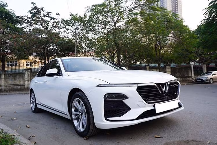 Sau một thời gian ra mắt rầm rộ tại Việt Nam, hiện những chiếc xe Vinfast đã bắt đầu lác đác xuất hiện trên thị trường xe cũ. Mới đây, lại thêm một chiếc xe Vinfast Lux A2.0 sedan xuất hiện trên sàn xe cũ Hà Nội. Đây là chiếc xe đã lắp biển tỉnh và chạy lướt khoảng 9000km, nó được chủ nhân chào bán chỉ hơn 900 triệu đồng.