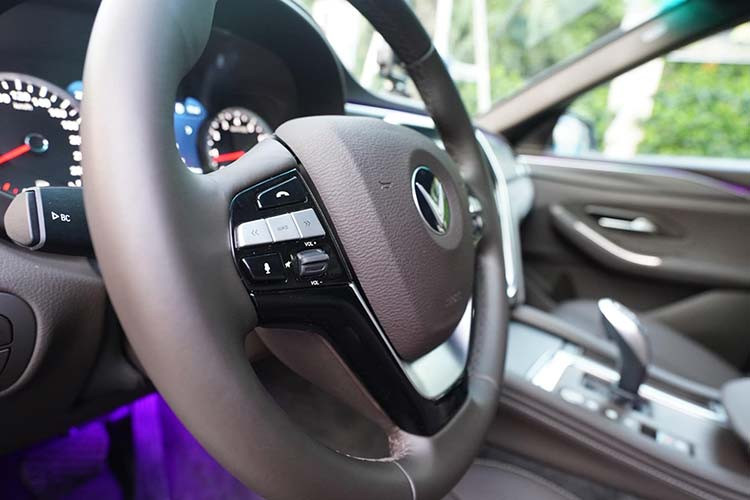 Toàn bộ ghế ngồi của xe đều được bọc da cao cấp. Ghế lái và ghế phụ chỉnh điện. Hàng ghế sau có cửa gió điều hòa riêng. Giữa hai ghế có bệ tì tay và khay để cốc. Xe còn có nhiều tiện ích khác cho người dùng như nhiều vị trí cắm USB, sạc điện không giây hay nhiều đầu sạc khác. Hàng ghế phía sau tích hợp cửa gió điều hòa riêng có thể tự điều chỉnh...