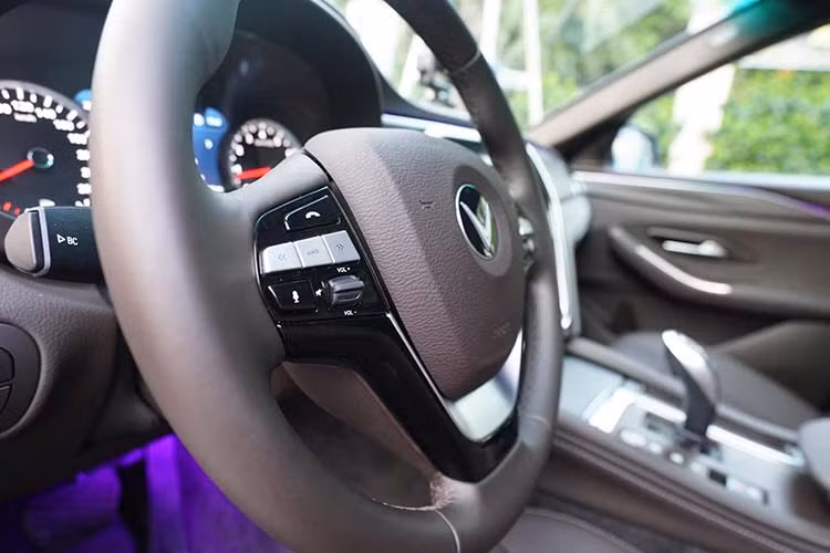 Toàn bộ ghế ngồi của xe đều được bọc da cao cấp. Ghế lái và ghế phụ chỉnh điện. Hàng ghế sau có cửa gió điều hòa riêng. Giữa hai ghế có bệ tì tay và khay để cốc. Xe còn có nhiều tiện ích khác cho người dùng như nhiều vị trí cắm USB, sạc điện không giây hay nhiều đầu sạc khác. Hàng ghế phía sau tích hợp cửa gió điều hòa riêng có thể tự điều chỉnh...