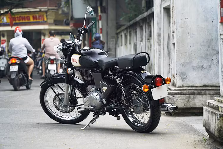 Mẫu xe môtô Royal Enfield Classic 350 hiện có giá khoảng 109 triệu đồng tại Hà Nội. Xe được bán ra với đa dạng các mầu sắc như; Đen/Black – Nâu vàng/Tan – Bạc/Silver – Xanh dương/Squadron Blue. Đây được xem là mức giá hợp lý dành cho mẫu xe môtô cá tính này.