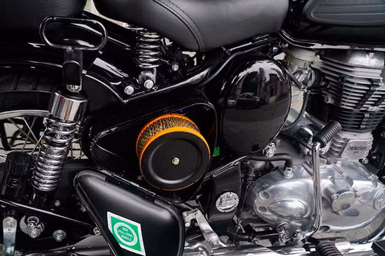 Động cơ Royal Enfield Classic 350 2017 là loại xy-lanh đơn, SOHC, làm mát bằng không khí, dung tích 350cc với 2 bugi đánh lửa. Động cơ tạo ra công suất tối đa 19,8 mã lực tại vòng tua máy 5.250 vòng/phút và mô-men xoắn cực đại 28Nm tại vòng tua máy 4.000 vòng/phút.