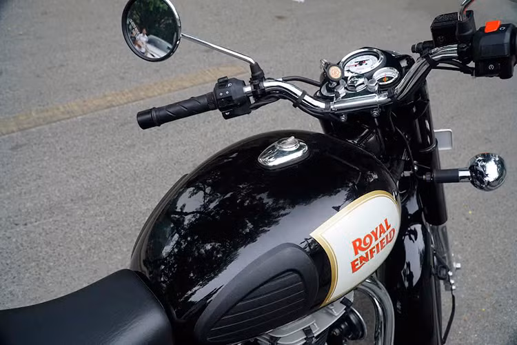 Đèn pha phía trước của Classic 350 vẫn mang phong cách mắt cọp (Tiger Eye Lamps) mà những "anh chàng lãng tử" Bullet hay sở hữu. Tuy nhiên, với bóng đèn halogen thế hệ mới, xe có góc chiếu sáng rộng hơn, cường độ chiếu sáng cao nên rất hữu ích cho các tay chơi hay vi vu đây đó vào ban đêm, Xi nhan xe thiết kế rời, hạ thấp.