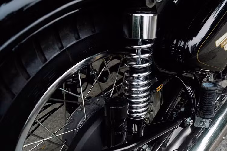 Hệ thống giảm xóc trang bị cho xe dạng thủy lực ống lồng trước, lò xo trụ sau cùng bộ lốp không săm mới... Thiết kế phần đuôi của chiếc xe Classic 500 mới khá giống với mẫu Jawa Perak 250 hay BMW R6, theo lối tách rời. Chính lối thiết kế này cũng giúp tôn thêm vẻ cá tính của chiếc xe mỗi khi xuất hiện trên đường phố.