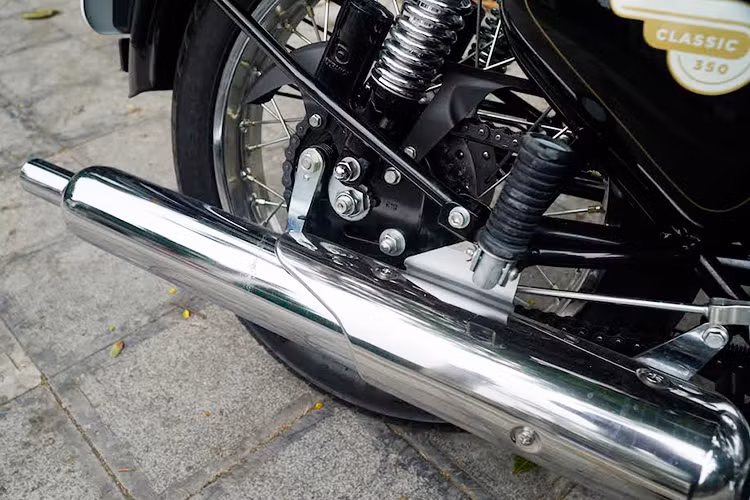 Ở đuôi xe, pad biển số được đặt lạ mắt, bao quanh hoàn toàn bộ phận đèn chiếu sáng phía sau. Một trong những chi tiết thiết kế đắt tiền ở Classic 350 là ống xả to sáng loáng, khiến chiếc xe lộ rõ vẻ quý phái. Ngoài ra, các chi tiết đi kèm cũng khiến cho chiếc xe đâm chất chơi hơn.