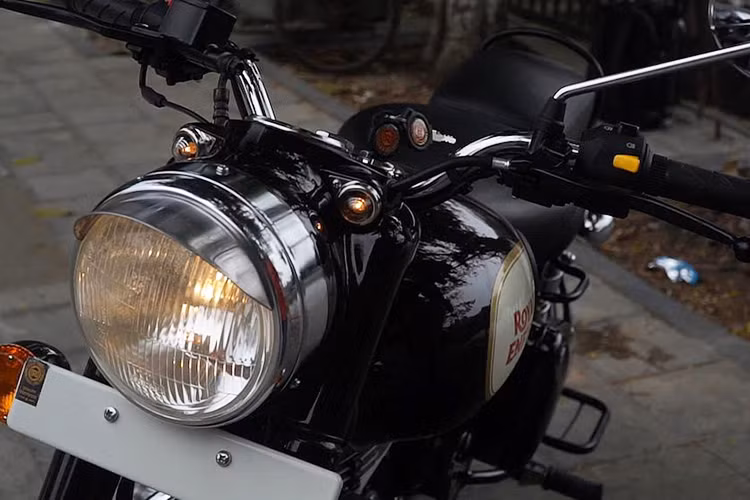 Ngoài các dòng xe Royal Enfield phân khúc 500cc đang được phân phối chính hãng tại Việt Nam, cụ thể là đại lý tại TP HCM. Mới đây, một cửa hàng xe máy tư nhân tại Hà Nội đã bất ngờ mẫu xe Royal Enfield Classic 350 mang phong cách cổ điển đầy ấn tượng, đặc biệt là mức giá rẻ.