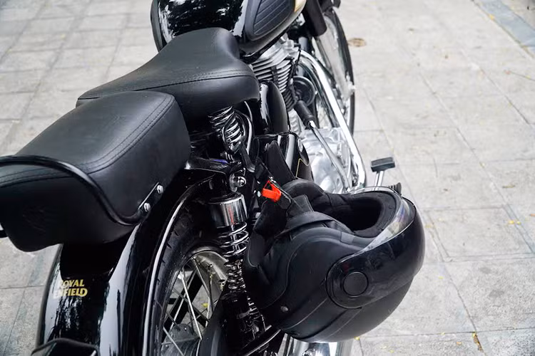 Bình xăng xe mang đậm phong cách vintage, với những hoạ tiết mang đậm chất cổ điển thập niên 50. Ở phiên bản mới này, xe được trang bị bình nhiên liêu dung tích 13,5 lít đủ cho người sử dụng trong những hành trình dài, trọng lượng ướt của xe khoảng 192kg (khi đổ đầy xăng và nhớt).