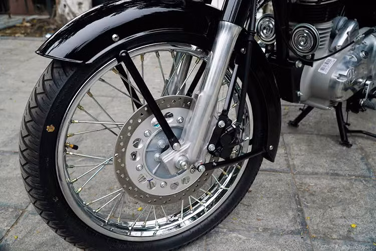 Yên xe vẫn là dạng solo hoặc tách rời theo phong cách cũ, được bọc da khá đẹp mắt. Chiều cao yên xe 800mm, khá phù hợp với những bạn trẻ Việt hiện nay. Hệ thống phanh, giảm xóc, hệ thống điện hỗ trợ cũng được nâng cấp. Mâm xe dạng vành nan, bánh trước của xe được trang bị phanh đĩa đường kính 280 mm, phía sau dạng thắng đùm.