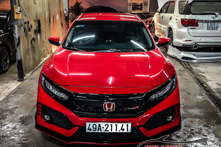 Chi phí để lắp đặt đầy đủ phụ kiện từ bodykit của bản Type R cho đến mâm lốp xe cỡ lớn lên khi hoàn thiện chỉ có giá từ khoảng 90 triệu đồng hoặc cao hơn nếu thêm nhiều chi tiết. Đây được xem là một mức giá khá hợp lý cho những người yêu thích phiên bản thể thao Honda Civic Type R khi chưa có điều kiện nhập khẩu về nước.