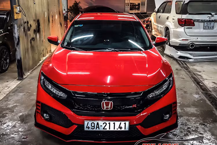 Chi phí để lắp đặt đầy đủ phụ kiện từ bodykit của bản Type R cho đến mâm lốp xe cỡ lớn lên khi hoàn thiện chỉ có giá từ khoảng 90 triệu đồng hoặc cao hơn nếu thêm nhiều chi tiết. Đây được xem là một mức giá khá hợp lý cho những người yêu thích phiên bản thể thao Honda Civic Type R khi chưa có điều kiện nhập khẩu về nước.