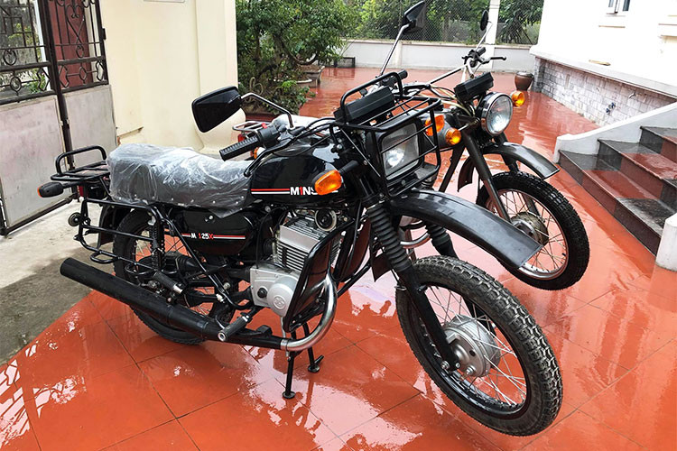 Người chia sẻ thông tin về chiếc xe máy M1nsk M125X cho biết chủ xe đã tự lắp hoàn chỉnh chiếc xe này và rao bán xe khoảng 110 triệu đồng. Với giá bán này, chiếc xe được cho là đắt ngang ngửa môtô đời mới phân khúc 250 - 300cc tại Việt Nam. Trong khi đó, tại nước ngoài, M1nsk M125X bán với giá 1.440 USD (khoảng 32,5 triệu đồng).