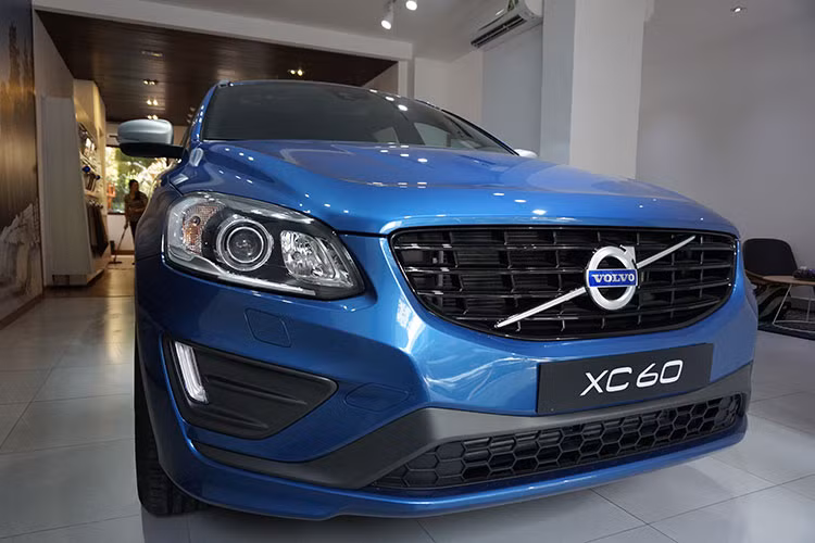 Mẫu xe Volvo XC60 2017 mới thuộc dòng compact crossover cao cấp, được tạo ra nhằm trở thành "đối trọng" của các đối thủ tới từ Đức như Audi Q5, Mercedes GLK-Class (nay là GLC) và BMW X3. Chiếc xe được ra mắt lần đầu vào năm 2008, có bản nâng cấp giữa vòng đời vào năm 2014 và mới chỉ có duy nhất 1 thế hệ từ đó tới nay.