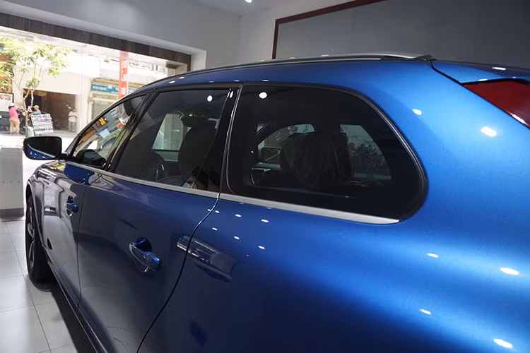 Ra đời từ trước thời kỳ Volvo được tập đoàn Geely Trung Quốc mua lại vào năm 2010, XC60 có thiết kế tròn trịa và không có vẻ đẹp đơn giản nhưng tinh tế và sang trọng như các dòng xe mới ra của hãng gần đây như XC90, V90 và S90. Mặc dù vậy, các thiết kế đặc trưng mang về tên tuổi của thương hiệu Volvo vẫn được giữ lại trên chiếc xe.