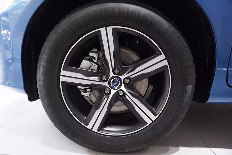 Phiên bản XC60 chính hãng đầu tiên được nhập về Việt Nam còn là bản thể thao T5 AWD R-Design, chính vì vậy chiếc xe còn sở hữu mâm đúc 5 cánh mạnh mẽ với 2 tông màu và. Ngoài ra, phiên bản R-Design còn có hệ thống treo cứng hơn, đem tới cảm giác lái thể thao hơn.