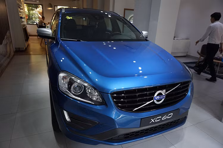 Tại Mỹ, phiên bản cơ bản của XC60 có giá khởi điểm từ 41.945 USD. Phiên bản Volvo XC60 T5 đời 2017 tại thị trường Việt Nam sẽ sở hữu mức giá từ 1,96 tỷ đồng - đây được xem là lựa chọn vừa đủ cho nhiều gia đình muốn sở hữu một chiếc SUV hạng sang tầm trung 5 chỗ hiện nay.