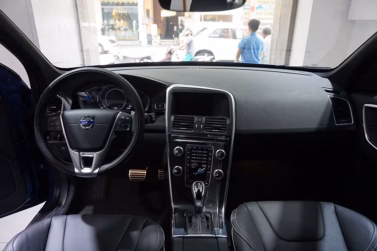 Khi so với các đối thủ tới từ Đức, XC60 cũng không hề thua kém về trang bị với ghế điều chỉnh điện tự do và có nhớ 3 vị trí, hệ thống thông tin giải trí hiện đại...Cabin của xe được trang trí bởi các chi tiết ốp kim loại và bọc da cao cấp. Do có giá rẻ hơn nên nội thất của xe xuất hiện nhiều chi tiết nhựa cứng hơn các dòng xe khác của Volvo.