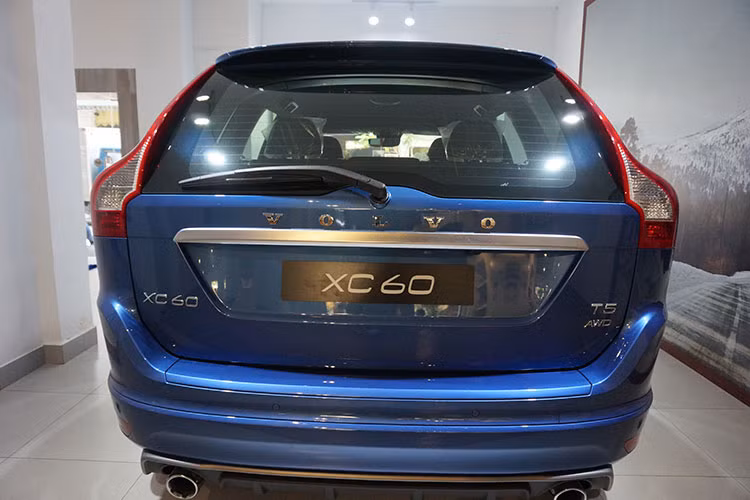 Giống như các dòng SUV khác của Volvo cùng thời kỳ, XC60 có phần đuôi đơn giản với điểm nhấn là cặp đèn hậu chạy dọc theo 2 bên cột D của xe cùng dòng chữ Volvo với các ký tự tách xa nhau đặt trên hốc biển số. Xe có kích thước dài x rộng x cao lần lượt là 4.643 x 1.890 x 1.712 mm, chiều dài trục cơ sở ở mức 2.774 mm.