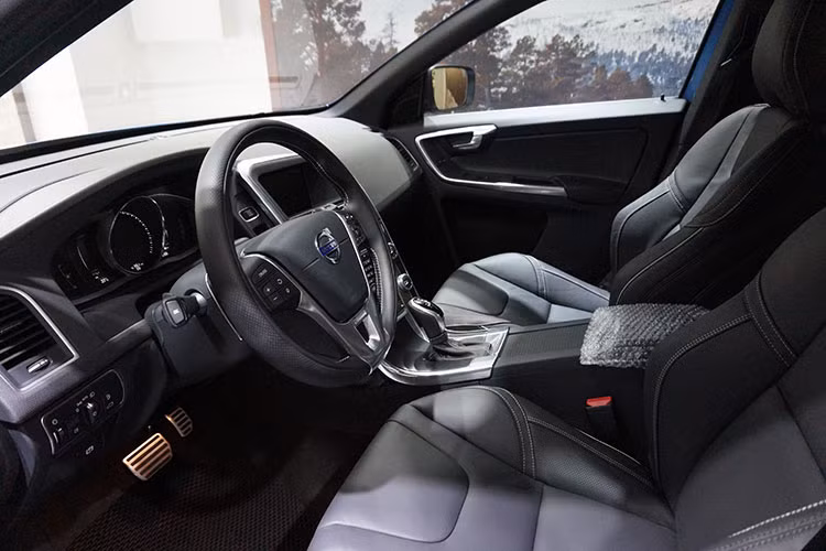 Theo đúng phong cách Bắc Âu, nội thất của Volvo XC60 được thiết kế trực quan, đơn giản nhưng hữu dụng. Tuy nhiên do đã ra đời từ năm 2008 và chỉ được cải tiến nhẹ từ 2014 cho tới nay, cabin của xe đã lộ rõ thiết kế lạc hậu hơn so với các đối thủ đồng hạng, đã trải qua 2 thế hệ khác nhau trong cùng khoảng thời gian