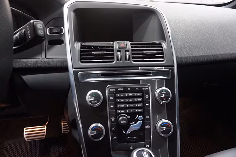 Phiên bản XC60 T5 đời 2017 mới nhất được nhập chính hãng về thị trường Việt Nam sở hữu động cơ xăng 4 xi-lanh thẳng hàng 2.0l tăng áp, đem tới công suất tối đa 240 mã lực và mô-men xoắn cực đại 349 Nm. Động cơ này được kết hợp với hộp số tự động 8 cấp.