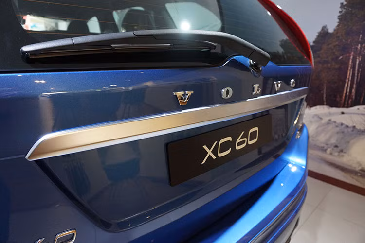 Thiết kế đèn hậu của xe trải dài đặt dọc 2 góc đuôi xe, hệ thống ống xả đơn đặt đối xứng 2 bên, thanh kim loại mạ chrome ốp chính giữa đi kèm dòng chữ Volvo phía trên. Thiết kế tổng thể của XC60 có phần mượt mà và không quá cầu kì nhưng vẫn đảm bảo tính thẩm mỹ cho một mẫu crossover hạng sang cỡ trung.