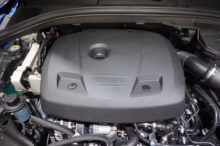 Sức mạnh của động cơ được truyền xuống các bánh xe thông qua hệ thống dẫn động 4 bánh, thế hệ mới của hãng Haldex. Ngoài ra, XC60 còn có các phiên bản dẫn động cầu trước. Là một mẫu xe Volvo, XC60 cũng đi kèm "hằng hà sa số" các công nghệ an toàn và hỗ trợ người lái hiện đại, khiến chiếc xe luôn đạt số điểm cao trong tất cả các bài thử nghiệm va chạm từ nhiều tổ chức khác nhau.