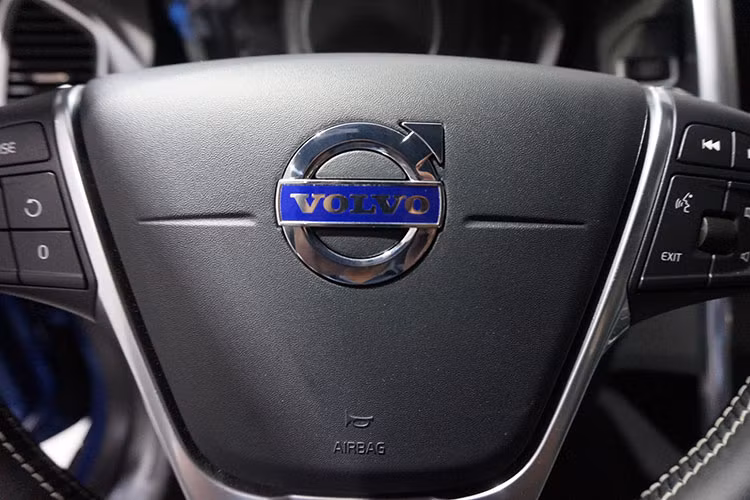 Volvo XC60 sở hữu túi khí bảo vệ phía trước, bên hông phía trước và sau, hệ thống WHIPS bảo vệ cổ và gáy, chức năng City Safety, Hệ thống cảnh báo va chạm phía trước, lẫy số tại vô lăng giúp kiểm soát tốc độ của xe khi lên và xuống dốc, camera hỗ trợ đỗ xe và phanh tay điện tử.