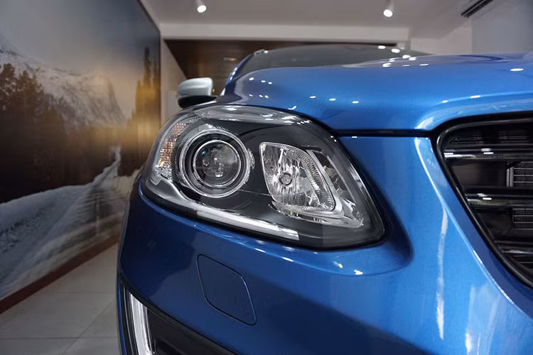 So với các dòng xe khác của Volvo, do hướng tới nhóm khách hàng trẻ hơn nên thân xe của XC60 cũng được thiết kế năng động, thể thao hơn. Chiếc xe có các cửa kính bên thu hẹp về phía sau, phần đuôi cao và đầu chúc về phía trước, tạo dáng như đang chuyển động ngay cả khi đứng yên.