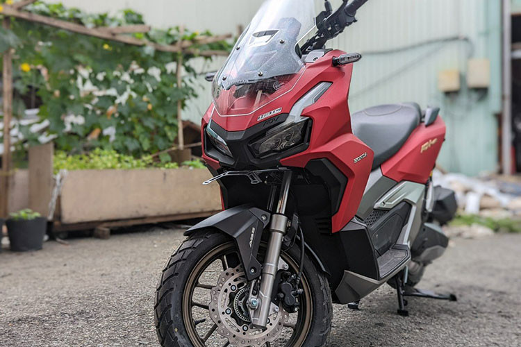 Vừa qua, một số đại lý tư nhân Việt đã mở bán mẫu Honda ADV 160 2022 mới dưới dạng nhập khẩu nguyên chiếc. Lô xe ADV 160 đầu tiên thuộc phiên bản ABS và được bán ra với mức giá 93 triệu đồng, rẻ hơn Honda SH 150i tại đại lý.