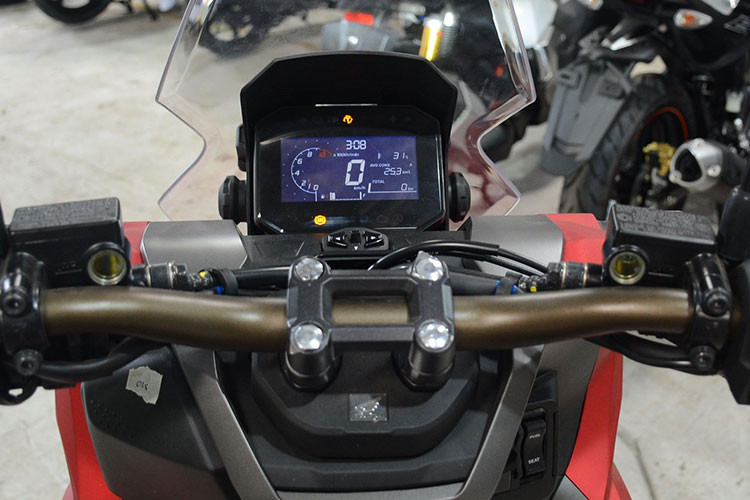 Ngoài nâng cấp về khả năng vận hành, Honda ADV 160 còn có thêm nhiều trang bị và tính năng hiện đại như hệ thống tín hiệu dừng khẩn cấp, hệ thống kiểm soát lực kéo, bộ khởi động ACG...