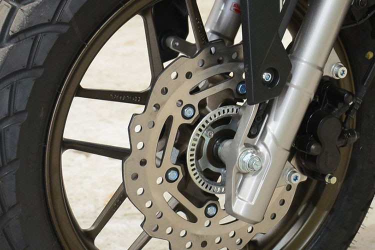 ADV 160 sử dụng bộ mâm đúc kích thước 14 inch trên bánh trước, 13 inch trên bánh sau kết hợp bộ lốp địa hình. Phiên bản ADV 160 đang bán tại Việt Nam được trang bị phanh ABS ở bánh trước.