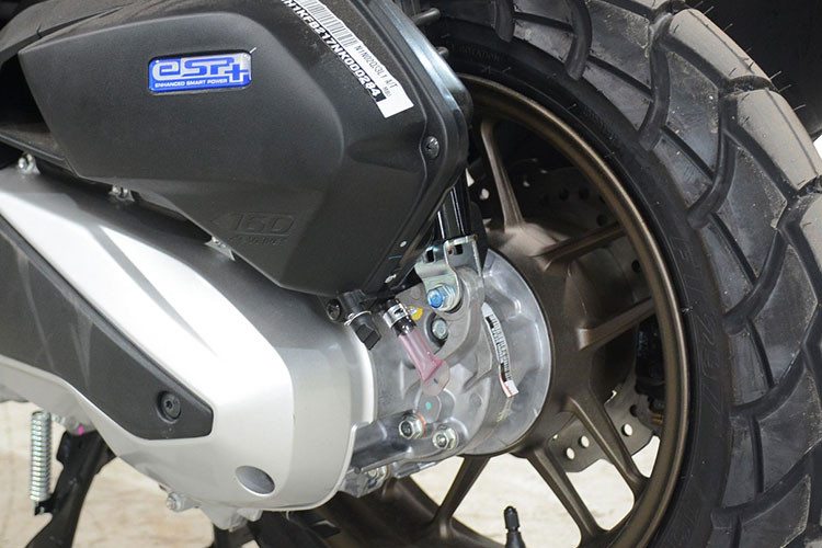 Nhằm mang lại cảm giác lái thoải mái hơn, Honda đã hạ thấp yên xe ADV 160 xuống 15 mm so với ADV 150, khoảng sáng gầm vẫn giữ ở mức 165 mm giúp chiếc xe có thể di chuyển ở nhiều dạng địa hình khác nhau. 