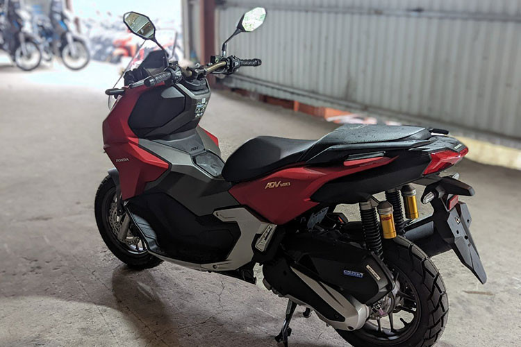 Với mức giá xe Honda ADV 160 hơn 90 triệu đồng, về ngoại hình phiên bản này không khác biệt quá nhiều so với "đàn anh" ADV 150. Phần đầu và đuôi xe vẫn giữ nguyên thiết kế còn phần thân được thay đổi một chút. 