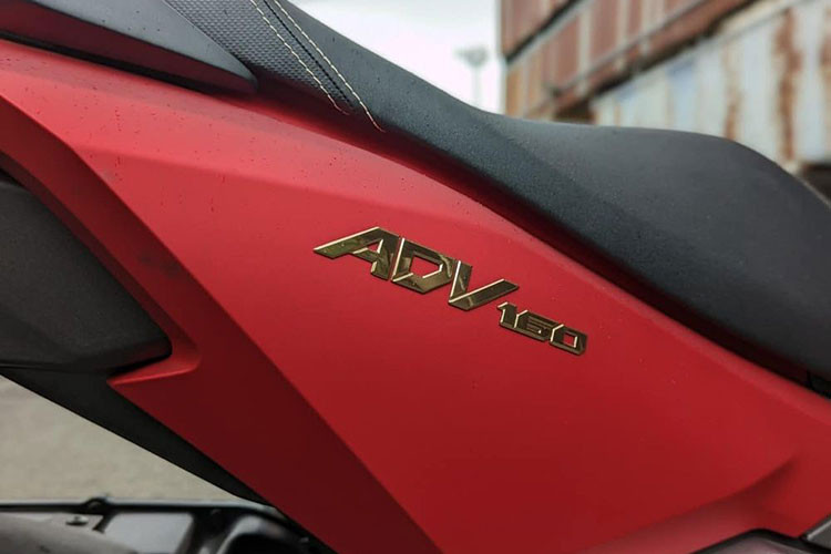 Chưa kể, mẫu xe cùng nhà với Honda SH 150i có cốp xe rộng rãi hơn, tăng từ 28L lên 30L, hộc đựng đồ phía trước có tích hợp cổng sạc USB, mâm xe với kích thước 14 inch trên bánh trước và 13 inch trên bánh sau.